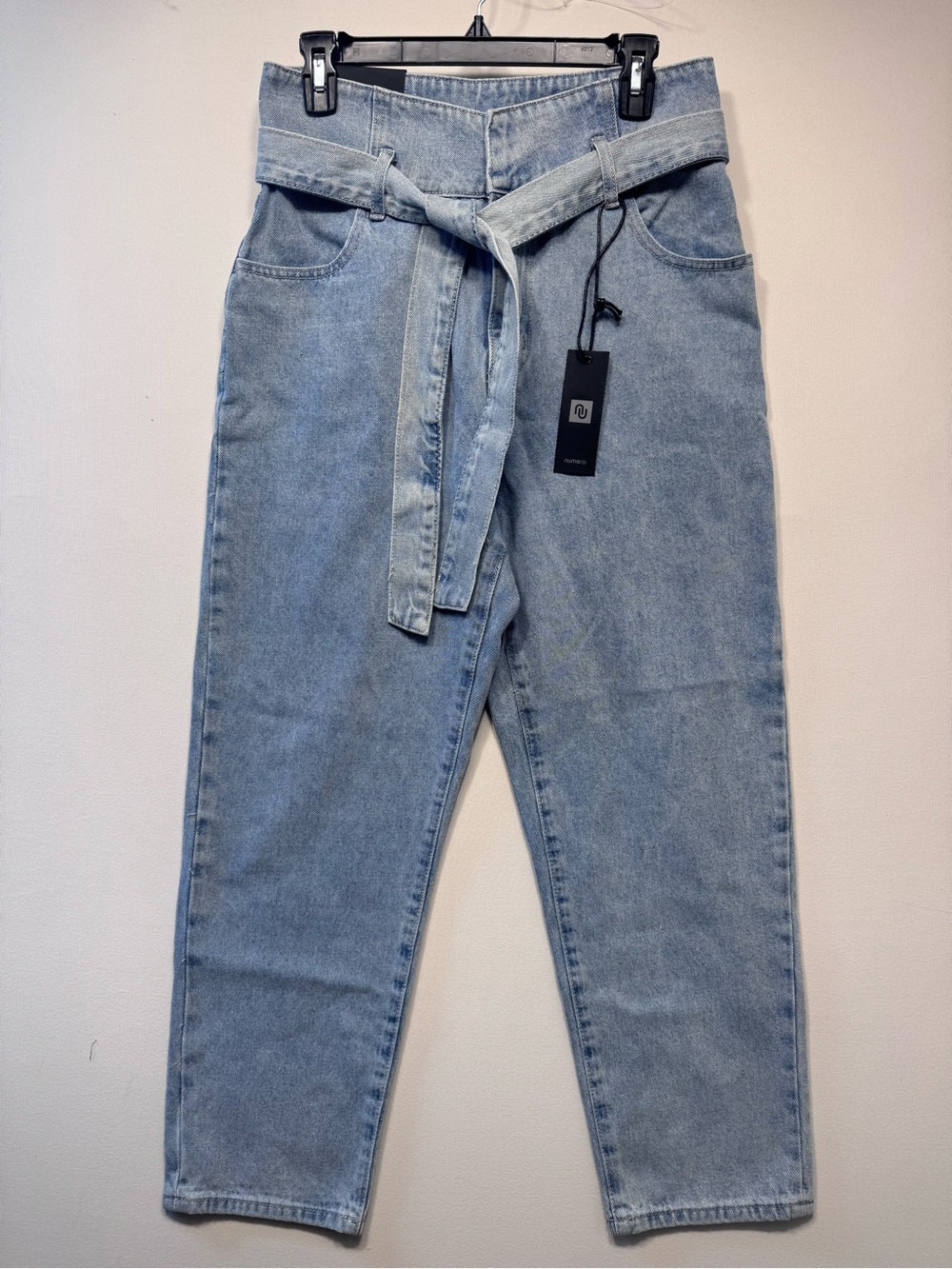 Numero High Rise Paper Bag
Tapered Leg Jeans nwt size 31